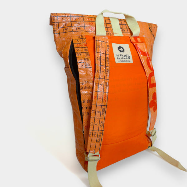 upcycelter rucksack in orange-schwarz mit Reißverschluss