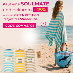 REFISHED Green Petition gestreiftes Strandtuch aus Recyclingmaterial in Blau und Weiß mit Fransen auf einem Holztisch