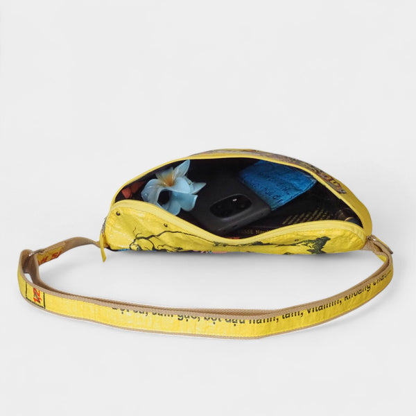 gelbe Bauchtasche - befüllt mit Buch, Handy, Börse, Haarspange