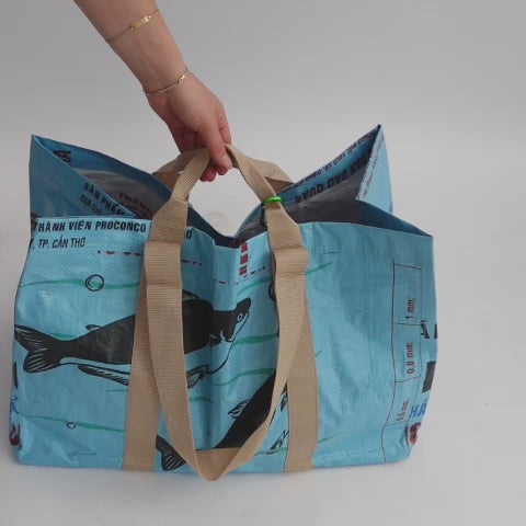Cargo Bag Fred im Video: Tasche aus upcyceltem Fischfuttersack, handgemacht in Kambodscha