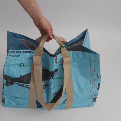 Cargo Bag Fred im Video: Tasche aus upcyceltem Fischfuttersack, handgemacht in Kambodscha