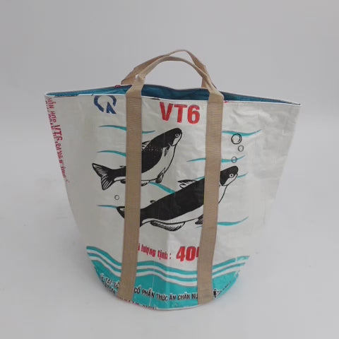Wäschekorb Olaf im Video: Wäschesack aus upcyceltem Fischfuttersack, handgemacht in Kambodscha