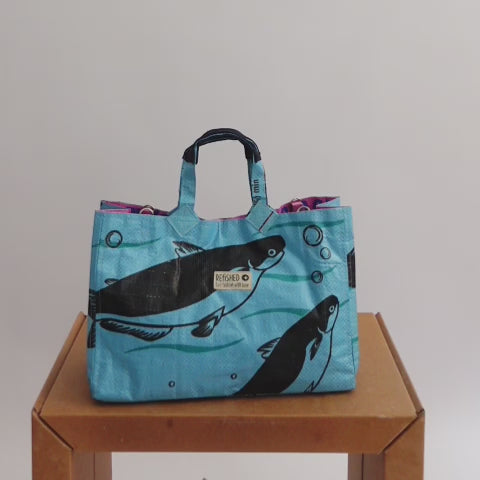 Handbag Isolde im Video: Handtasche aus upcyceltem Fischfuttersack, handgemacht in Kambodscha