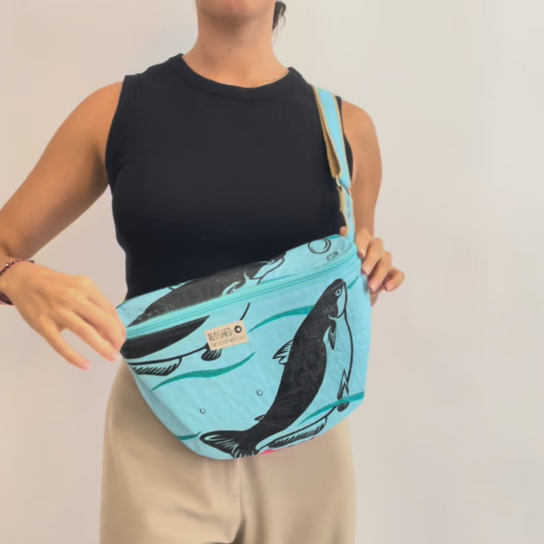 Bum Bag Nunu im Video: große Bauchtasche aus upcyceltem Fischfuttersack, handgemacht in Kambodscha