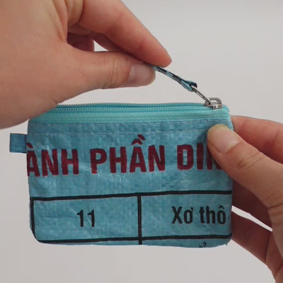 Börse Mini Zipper im Video: kleine Geldbörse mit Reißverschluss aus upcyceltem Fischfuttersack, handgemacht in Kambodscha