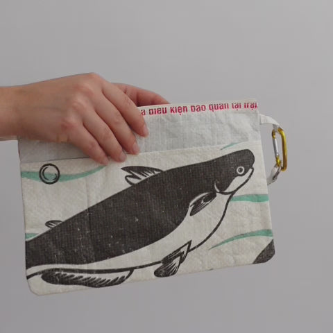 Bag-in-Bag Gisi im Video: kleines Täschchen aus upcyceltem Fischfuttersack, handgemacht in Kambodscha