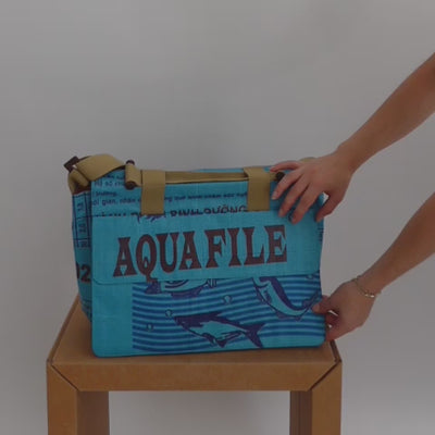 Messenger Bag Marcel im Video: Umhängetasche aus upcyceltem Fischfuttersack, handgemacht in Kambodscha