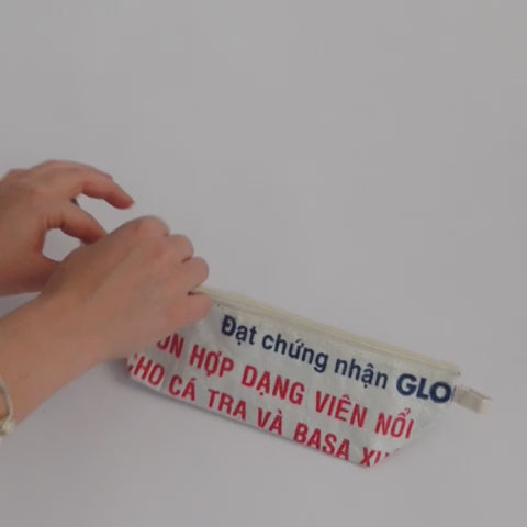 Pencil Case Rudi im Video: Federpenal aus upcyceltem Fischfuttersack, handgemacht in Kambodscha