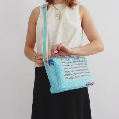 Cross Bag Eve im Video: Umhängetasche aus upcyceltem Fischfuttersack, handgemacht in Kambodscha