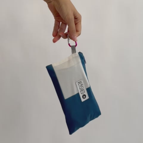 Tiny Bag im Video: kleine Tasche aus upcycelter Werbefahne, handgemacht in Kambodscha
