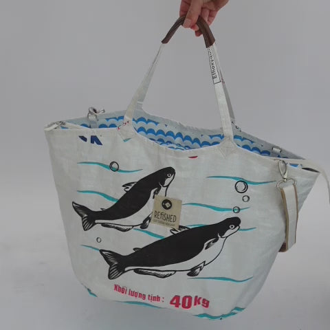 Soulmate Zip im Video: Schultertasche mit Reißverschluss aus upcyceltem Fischfuttersack, handgemacht in Kambodscha