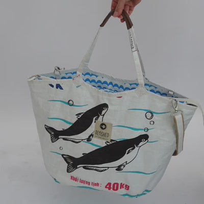 Soulmate Zip im Video: Schultertasche mit Reißverschluss aus upcyceltem Fischfuttersack, handgemacht in Kambodscha