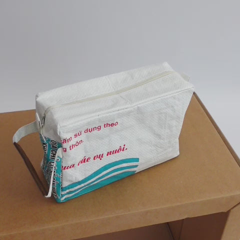 Necessaire Evi im Video: Kulturbeutel aus upcyceltem Fischfuttersack, handgemacht in Kambodscha