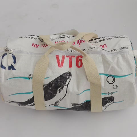 Sporty Bag im Video, Größe S: Sporttasche aus upcyceltem Fischfuttersack, handgemacht in Kambodscha