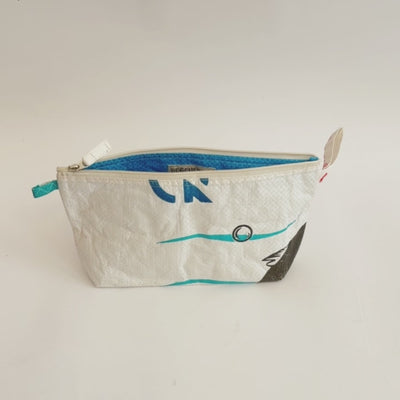 Necessaire Marlies im Video: Kosmetiktasche aus upcyceltem Fischfuttersack, handgemacht in Kambodscha
