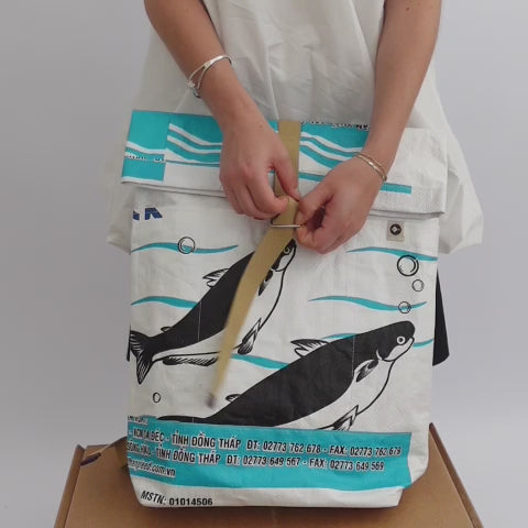 Rucksack Georg im Video: Rolltop-Rucksack aus upcyceltem Fischfuttersack, handgemacht in Kambodscha