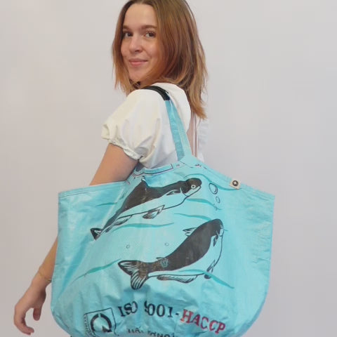 Soulmate Special im Video: Schultertasche aus upcyceltem Fischfuttersack, handgemacht in Kambodscha