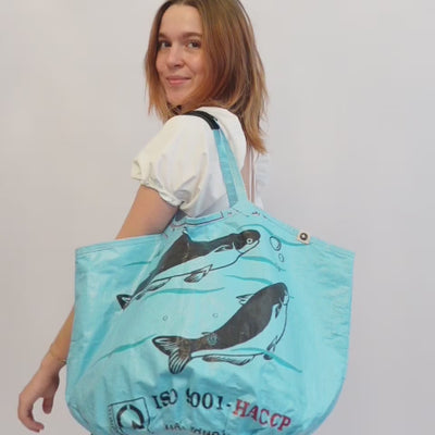 Soulmate Special im Video: Schultertasche aus upcyceltem Fischfuttersack, handgemacht in Kambodscha