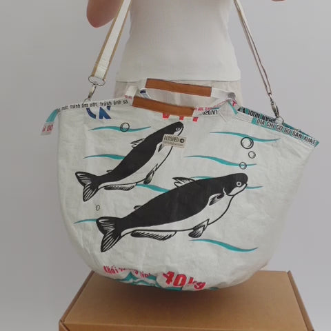 Soulmate Zip im Video, Detailansicht: Schultertasche mit Reißverschluss aus upcyceltem Fischfuttersack, handgemacht in Kambodscha