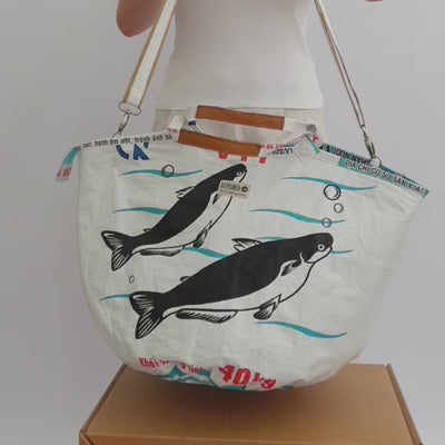Soulmate Zip im Video, Detailansicht: Schultertasche mit Reißverschluss aus upcyceltem Fischfuttersack, handgemacht in Kambodscha