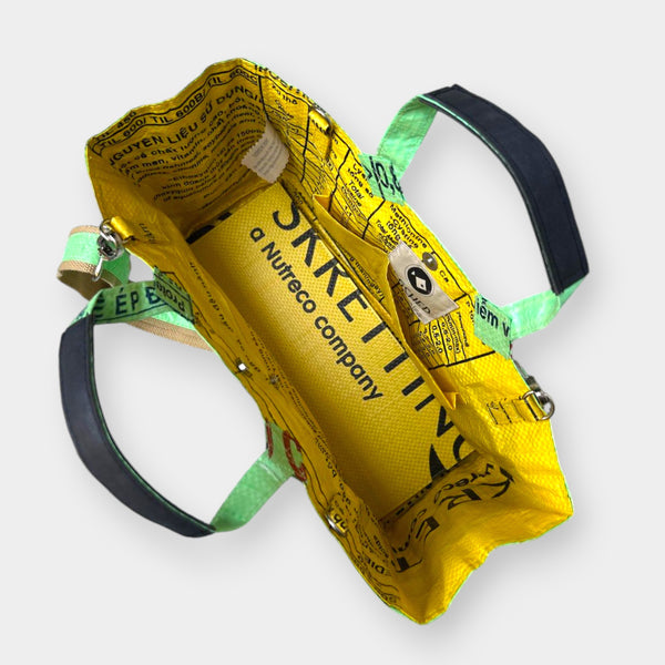 Innenansicht einer Tasche im Kelly Bag Stil in hellen Farben - grün und gelb