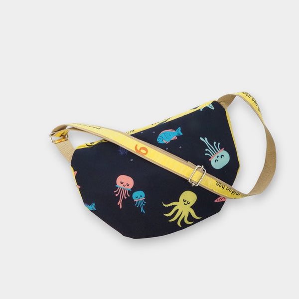 Rückseite der gelben Bauchtasche