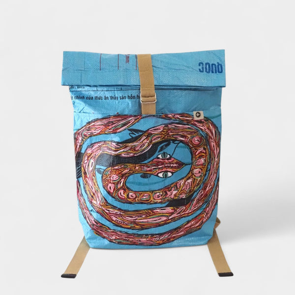 upcycelter Rucksack - hangbemalt mit Acryl / Dschungelmotive - in hellblau