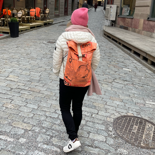 Nachhaltiger Rucksack orange schwarz 