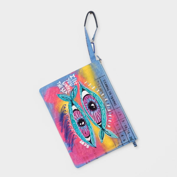 upcyceltes Täschchen mit Acryl bunt bemalt in blau