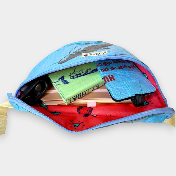Nachhaltige Bauchtasche xl in hellblau innen