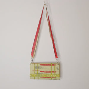 upcycled clutch in beige-rot-gelb