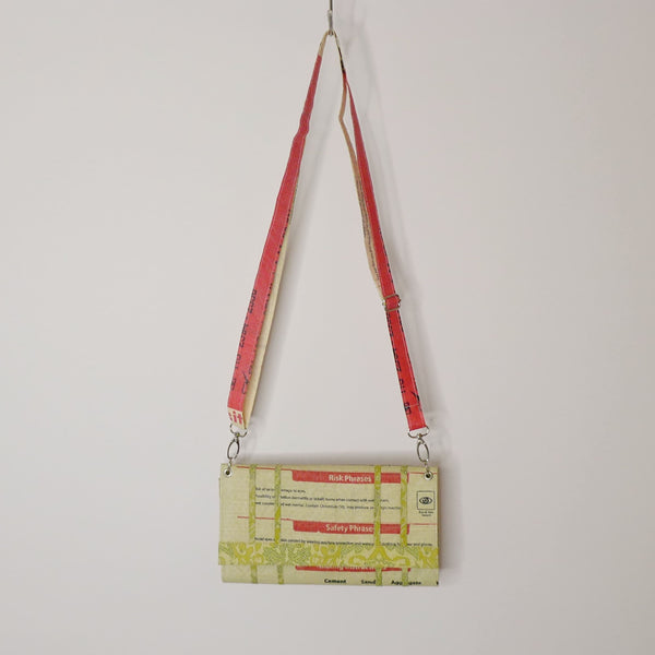 upcycled clutch in beige-rot-gelb
