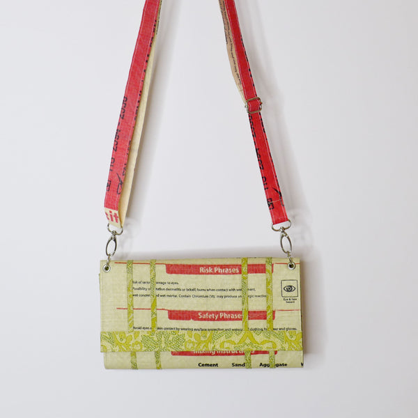 upcycled clutch in beige-rot-gelb