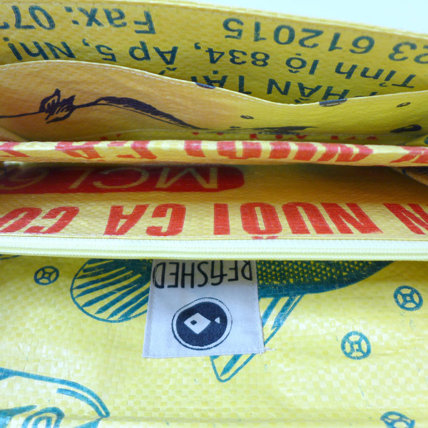 Clutch von innen, gelber Fischfuttersack