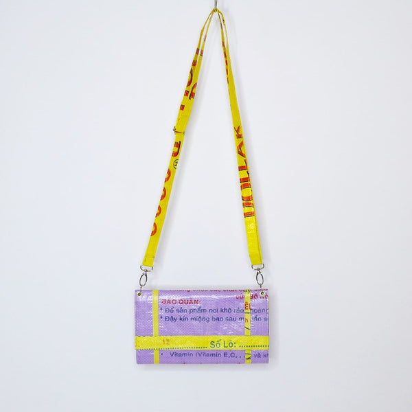 Clutch Handtasche in lila mit gelben Gurt