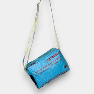 crossbody hellblau