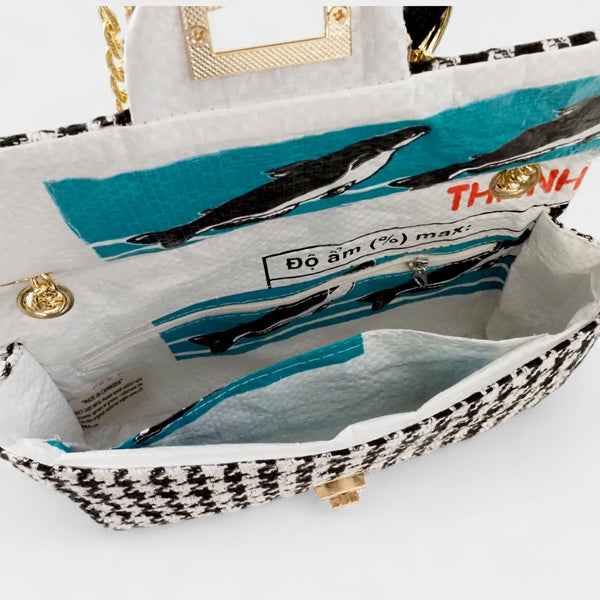 Flap Bag innen mit weißem Fischfuttersack ausgekleidet