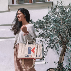 Frau trägt beige Isolde Bag lässig am Arm