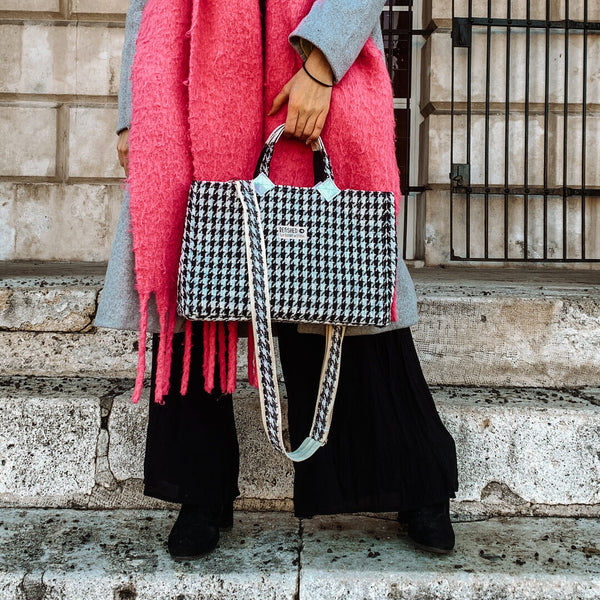 Frau hält Tasche aus TWEED in Kelly Bag Stil in der Hand