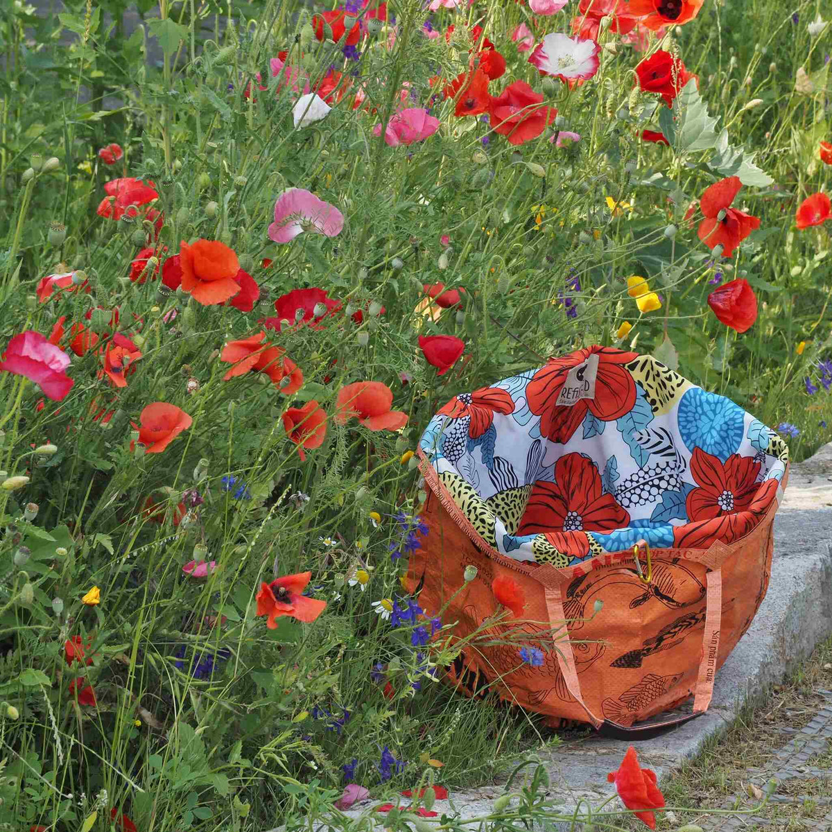 Soulmate Badetasche Kollektion 2025 in orange neben Mohnblumen