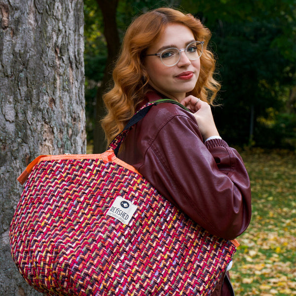 Soulmate TWEED in pink-orange wird von einer Frau auf der Schulter getragen