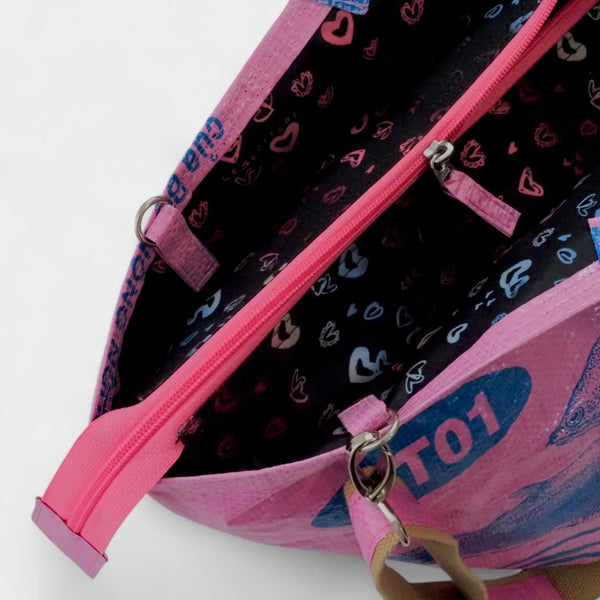 Soulmate Badetasche mit Zipp & Gurt in rosa mit dunklem Innenfutter - Nahaufnahme