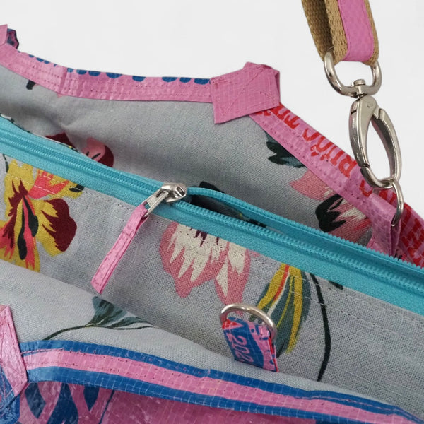 Soulmate Badetasche mit Zipp & Gurt in rosa mit hellem Innenfutter - closeup