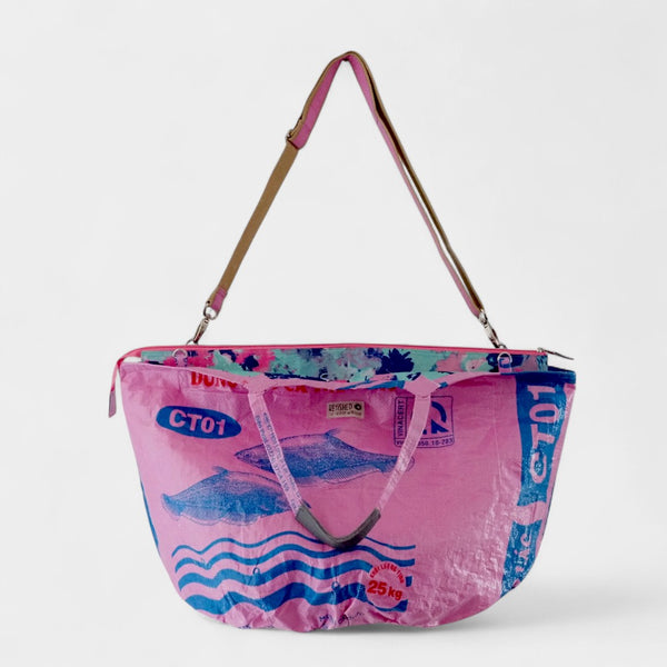 Soulmate Badetasche mit Zipp & Gurt in rosa mit buntem Innenfutter