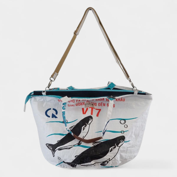 Badetasche Soulmate in weiß mit dunkelblauem Innenfutter, Reißverschluss und langem Henkel