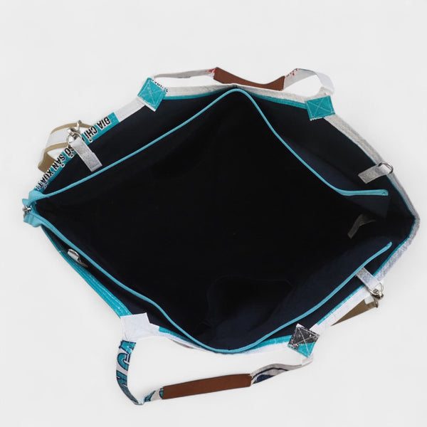 Innenansicht - dunkles Blau, weiße Tasche