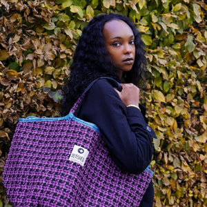 junge Frau trägt lila-schwarze Soulmate TWEED lässig um die Schulter