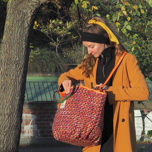 junge Frau in senfgelbem Outfit sieht in den großen Soulmate-Shopper