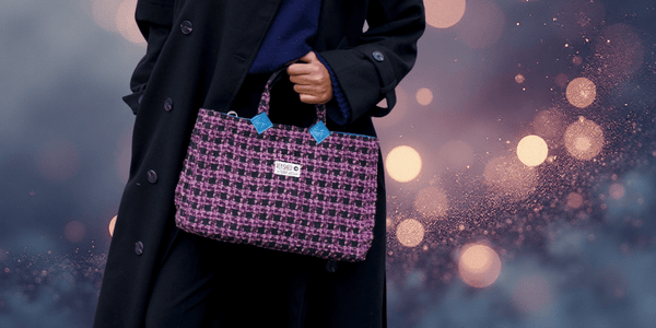 lila-blaue TWEED Isolde, weihnachtliches Ambiente / background AI generated