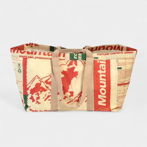 nachhaltig produzierte, große Tasche in beige mit Bergmotiv